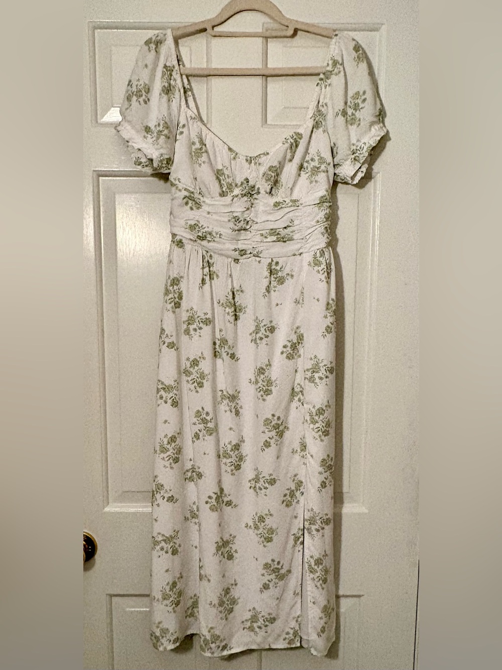 ❤️ Hollister Midi Dress in White with Sage Green Rose Print, Size Small (4-6) - Picture 2 of 7